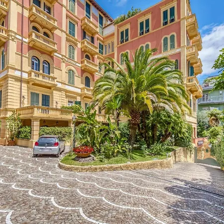Апартаменты Elegant In By The Town Centre